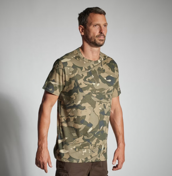 Kaos dengan Motif Camouflage